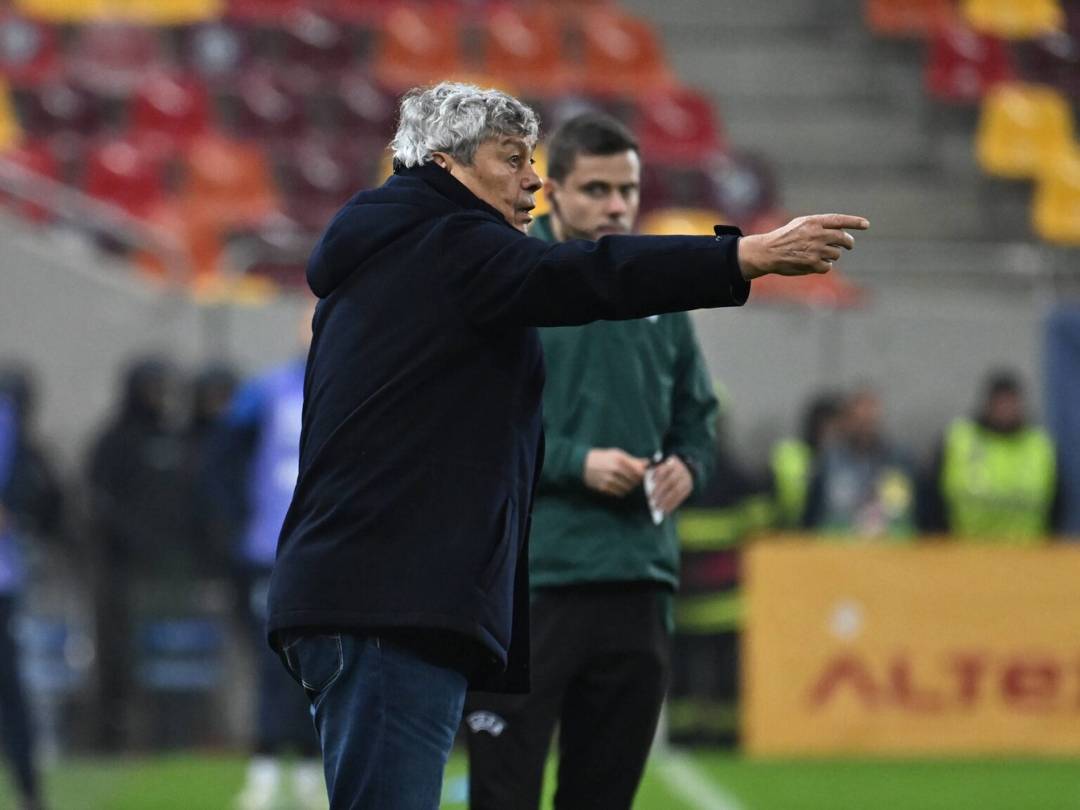 Mircea Lucescu reaguje na futbalovom zápase medzi Rumunskom a Kosovom, ktorý sa počíta do Ligy národov, ktorý sa konal v Národnej aréne v Bukurešti v piatok 15. novembra 2024. Foto: ČTK / imago sportfotodienst / Razvan Pasarica / SPORT PICTURES / Profimedia.sk 