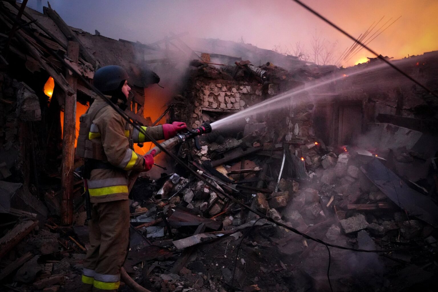 Na fotografii, ktorú urobila a zverejnila ukrajinská záchranná služba 17. novembra 2024, ukrajinský záchranár pracuje na hasení požiaru v budove po útoku dronu v Mykolajive. Foto: Handout / UKRAINIAN EMERGENCY SERVICE / AFP / Profimedia