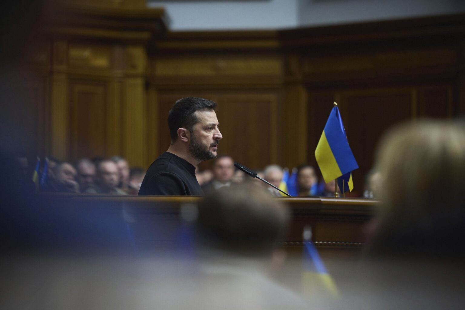 Na fotografii, ktorú poskytla Tlačová služba prezidenta Ukrajiny 19. novembra 2024, ukrajinský prezident Volodymyr Zelenskyj hovorí s poslancami parlamentu vo Verchovnej rade v Kyjeve. Foto: ČTK / AP / Uncredited