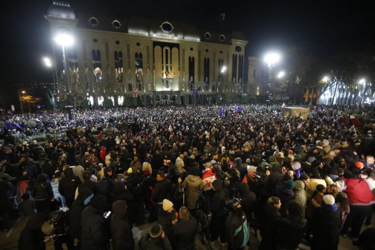 Po pozastavení rokovaní s EÚ vypukol pred parlamentom v Gruzínsku masový protest