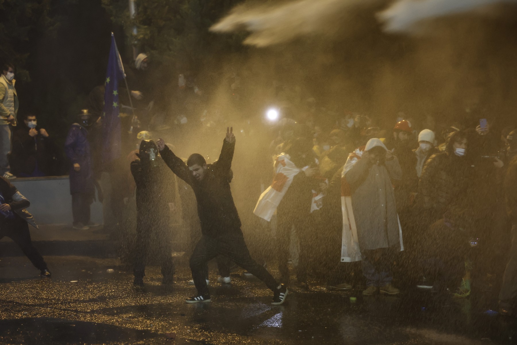 Polícia v Tbilisi v sobotu ráno opäť násilím rozohnala demonštrantov