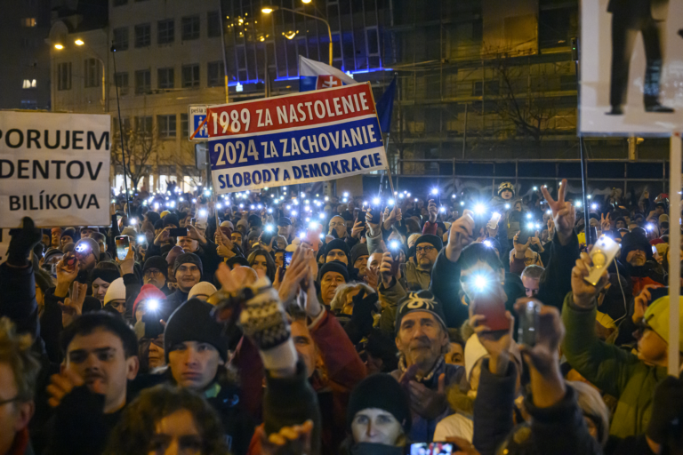 Na opozičný protest PS, KDH a SaS do Bratislavy prišli tisícky ľudí