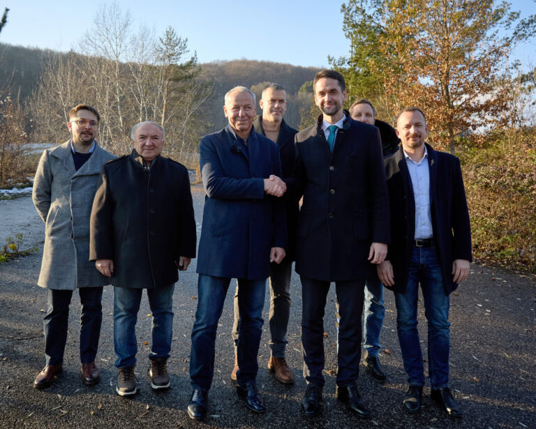 Primátor Banskej Bystrice Ján Nosko a predseda Banskobystrického samosprávneho kraja Ondrej Lunter sa dohodli, že cestu do mestskej časti vybudujú spoločne. Foto: Mário Kaprálik