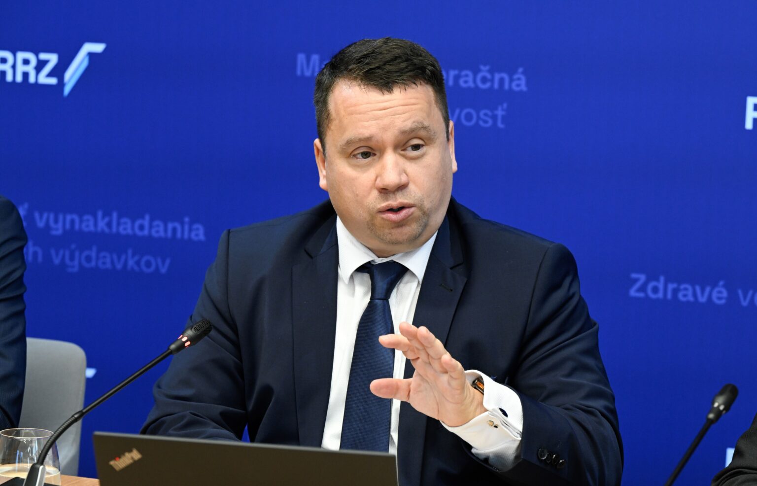 Predseda RRZ Ján Tóth počas tlačovej konferencie Rady pre rozpočtovú zodpovednosť (RRZ) o hodnotení Návrhu rozpočtu verejnej správy na roky 2025 až 2027. V Bratislave 14. novembra 2024. Foto: Pavel Neubauer / TASR