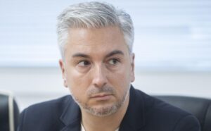 Trnka neodpovedá na Ihnátove interpelácie. Vraj preťažuje úrad