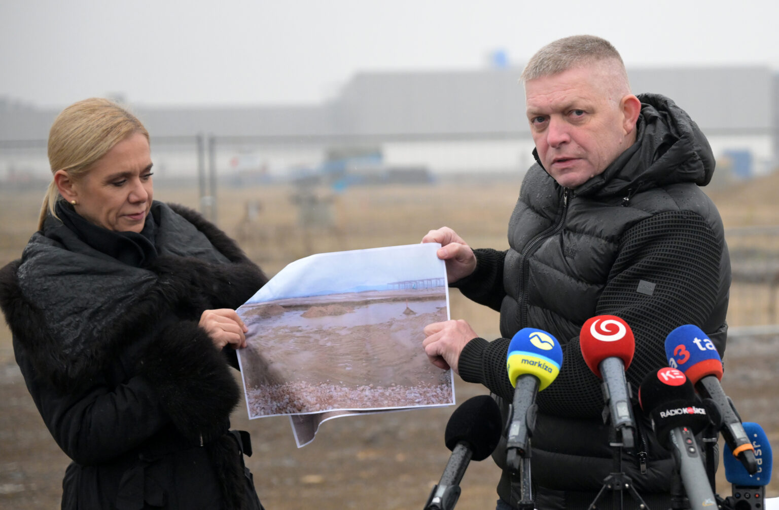 Denisa Saková a Robert Fico navštívili vo štvrtok priemyselný park Valaliky, kde sa má postaviť závod Volvo. Foto: František Iván/TASR