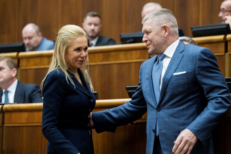 Ministerka hospodárstva SR Denisa Saková (Hlas) a premiér SR Robert Fico (Smer). Foto: Jakub Kotian/TASR
