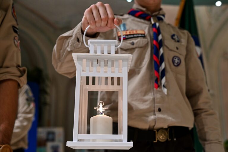 Silný vietor zabránil skautom vyniesť Betlehemské svetlo na Lomnický štít