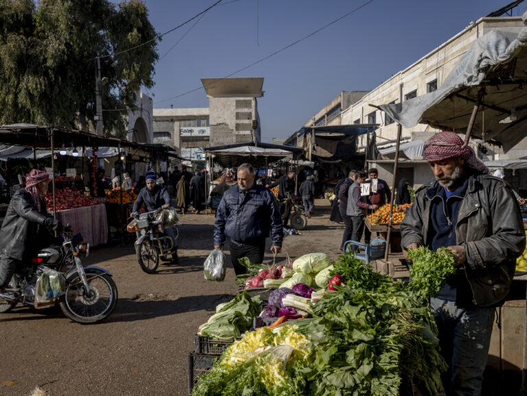 Trh s ovocím a zeleninou v Idlibe v Sýrii, kde sa hnutie Hayat Tahrir al-Sham snaží dokázať svoje schopnosti vládnuť. Foto: Ivor Prickett/New York Times