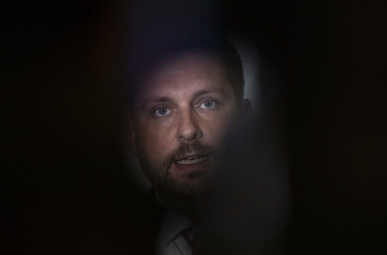 Na snímke minister zdravotníctva SR Kamil Šaško (Hlas) počas vyhlásenia po mimoriadnom zasadnutí sektorovej tripartity 16. decembra 2024 v Bratislave. Foto: TASR/Martin Baumann
