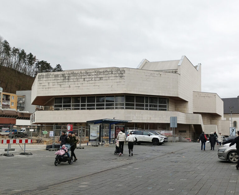 Takmer 40-ročná budova Okruhového domu armády v centre Trenčína už dlhšie chátra. Foto: Ľubomír Chochula 