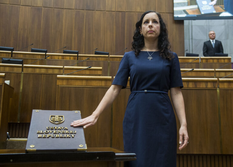 Nové pravidlá na univerzitách môžu viesť k odchodu mladých zo Slovenska, varuje PS