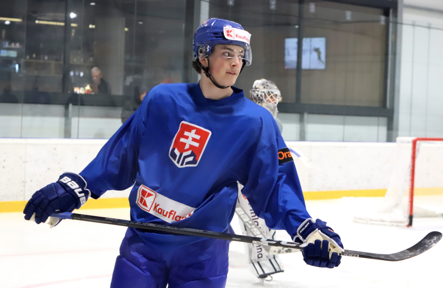Na snímke útočník Dalibor Dvorský počas mediálneho tréningu slovenskej hokejovej reprezentácie do 20 rokov pred prípravou na juniorský svetový šampionát vo Švédsku, v ICE Aréne vo Zvolene 14. decembra 2023. Foto: Ján Krošlák/TASR