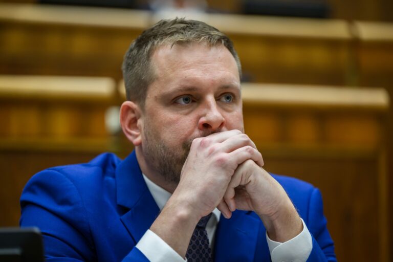 Opozícia žiada zrušiť tender na záchranky a zbiera podpisy na odvolanie Šaška