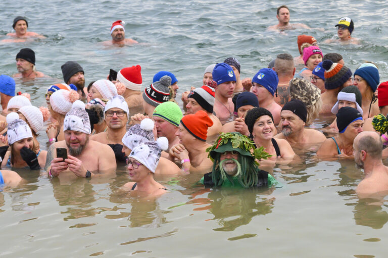 Slovensko má nový rekord: Na Zlatých pieskoch sa ponorilo 604 otužilcov