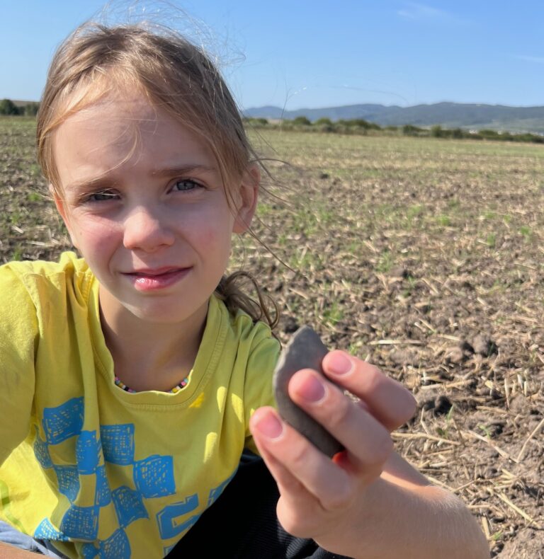 Len osemročné dievča našlo počas prechádzky so psom pri Trnave pravekú kamennú sekerku
