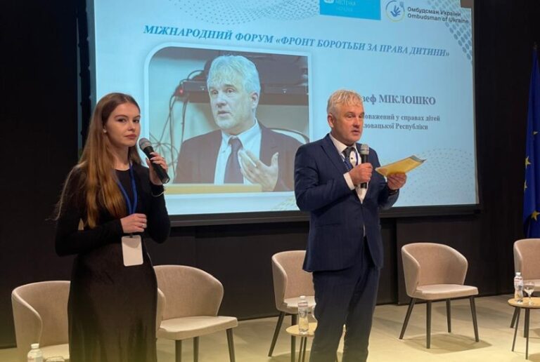 Jozef Mikloško diskutoval v Užhorode o právach detí počas vojny