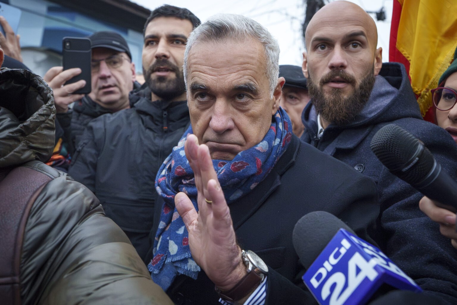 Kandidát na rumunského prezidenta Calin Georgescu (uprostred). Foto: TASR/AP