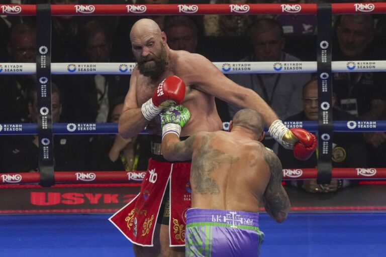 Fury je po boxerskom zápase s Usykom presvedčený, že ho rozhodcovia poškodili