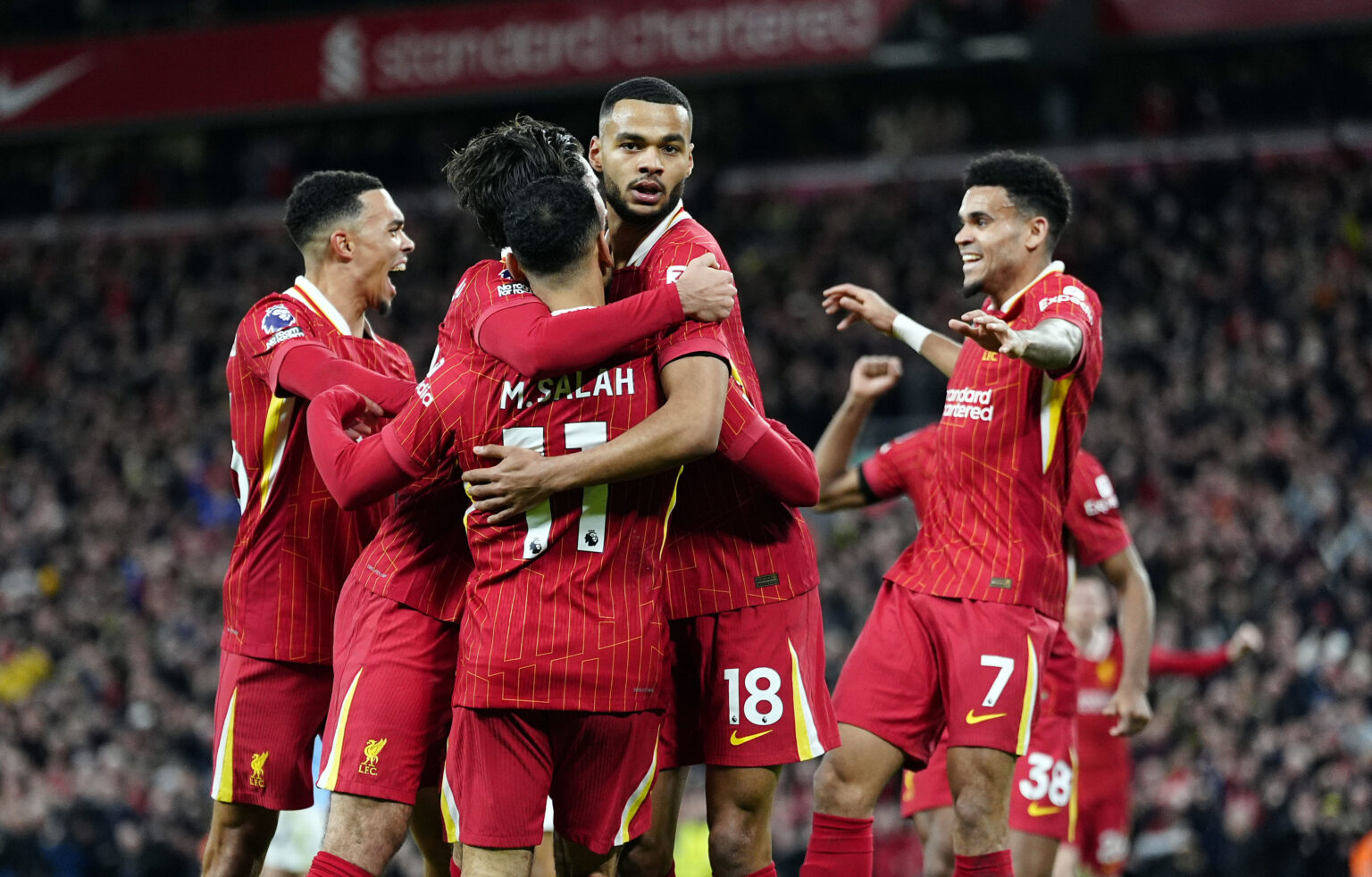 Hráč Liverpoolu Cody Gakpo oslavuje strelenie prvého gólu svojho tímu v zápase anglickej Premier League medzi Liverpoolom a Manchestrom City na štadióne Anfield. Foto: TASR/AP