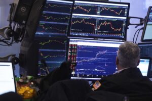 Vyčkávať s nákupom akcií, až kým nebudú lacné? To môže vyjsť aj draho