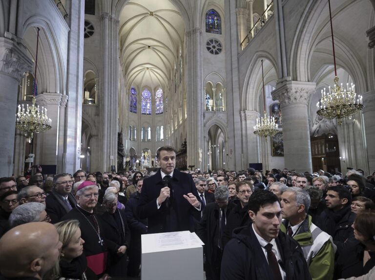 Francúzky prezident Emmanuel Macron vyzdvihol v Katedrále Notre-Dame najmä tých, ktorí sa podieľali na obnove. Foto: TASR/AP