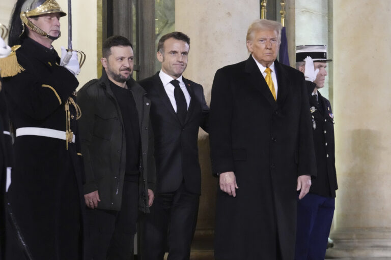  Francúzsky prezident Emmanuel Macron (uprostred) pózuje so zvoleným americkým prezidentom Donaldom Trumpom (vpravo) a ukrajinským prezidentom Volodymyrom Zelenským (vľavo). Foto: TASR/AP