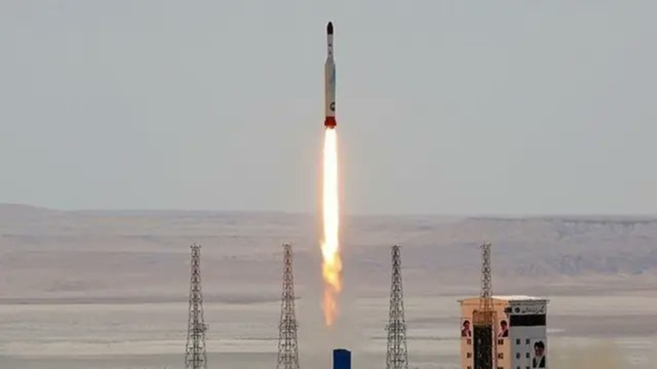 Irán presúva rakety k jadrovým zariadeniam, pripravuje sa na možný útok