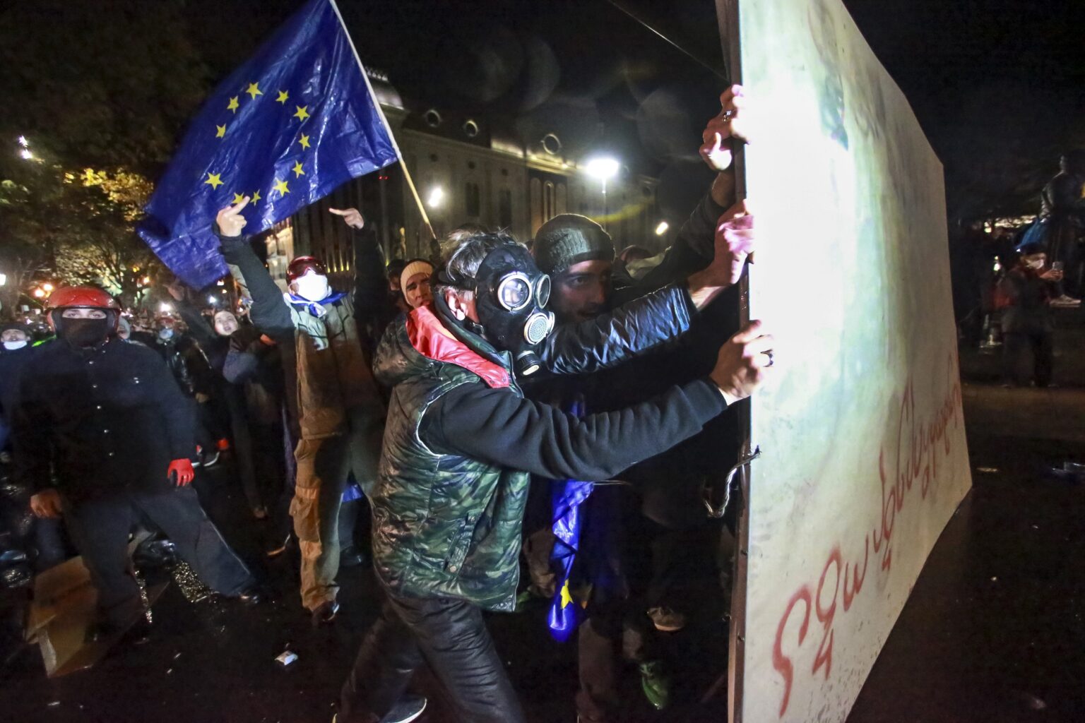 Protesty demonštrantov v Tbilisi. Foto: TASR/AP