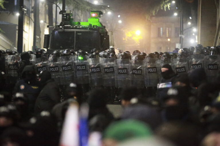 Násilné prozápadné protesty v Gruzínsku pokračovali aj tretiu noc