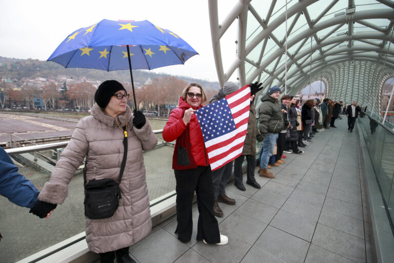 Gruzínci vytvorili niekoľko kilometrovú ľudskú reťaz na podporu členstva v EÚ