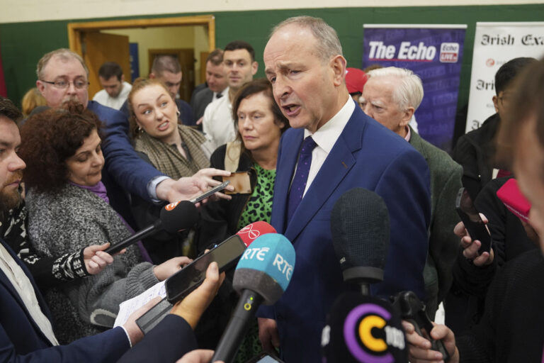 V Írsku zvíťazila vo voľbách centristická strana Fianna Fáil, získala 48 kresiel