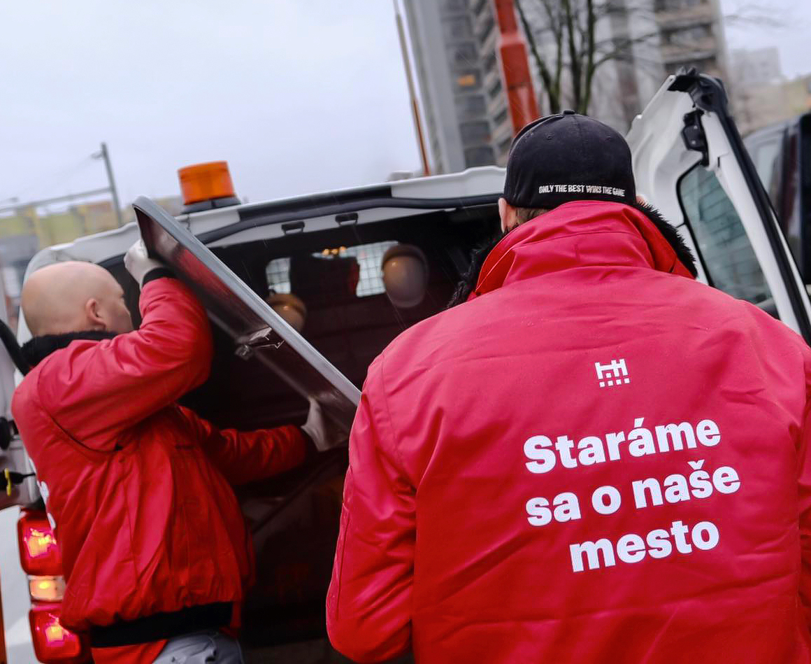 V špine, smrade a neporiadku. Pracovníci hlavného mesta zbierajú odpadky do osobného auta