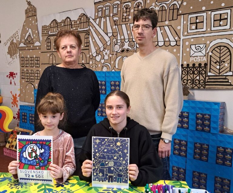 Učiteľka výtvarnej výchovy Renáta Kubalová (vľavo) aj riaditeľ školy Stanislav Jiríček mali z úspechu svojich žiačok Hanky Neumannovej a Dominiky Kovačicovej veľkú radosť. Foto: Jozef Uhlárik