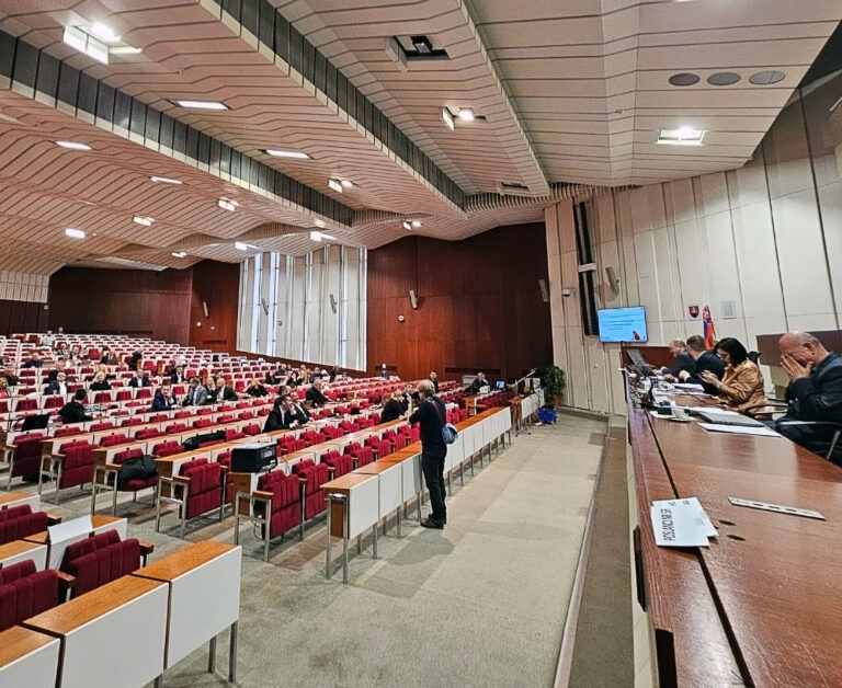 Poslanci schválili zvýšenie poplatkov a daní na druhý pokus. Foto: Boris Macko