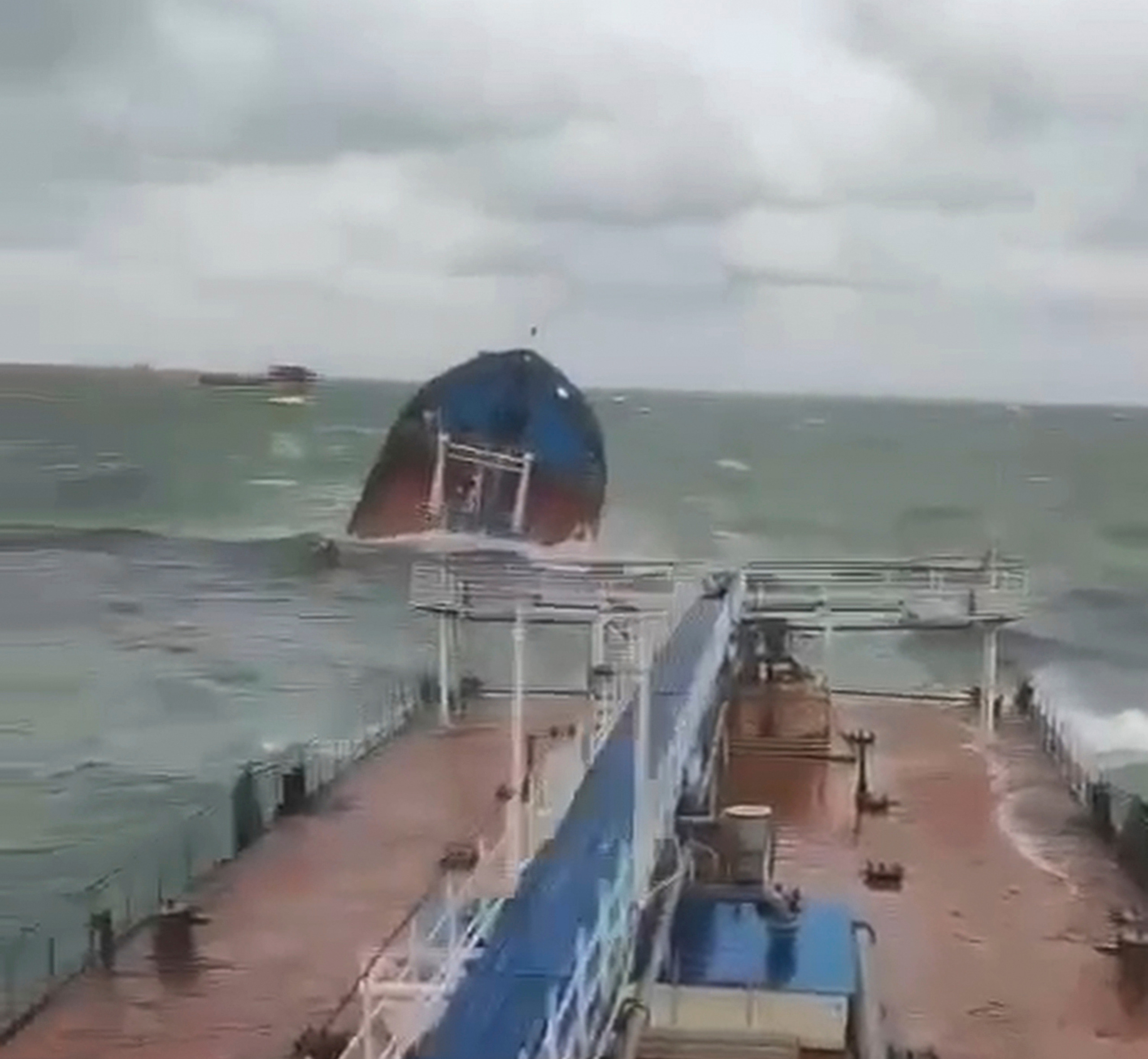 V Kerčskom prielive sa potápa ruský ropný tanker Volgonefť 212