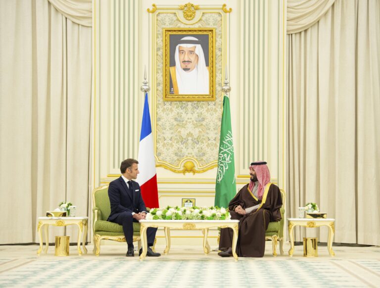 Emmanuel Macron a princ Muhammad bin Salmán povýšili spoluprácu na strategické partnerstvo