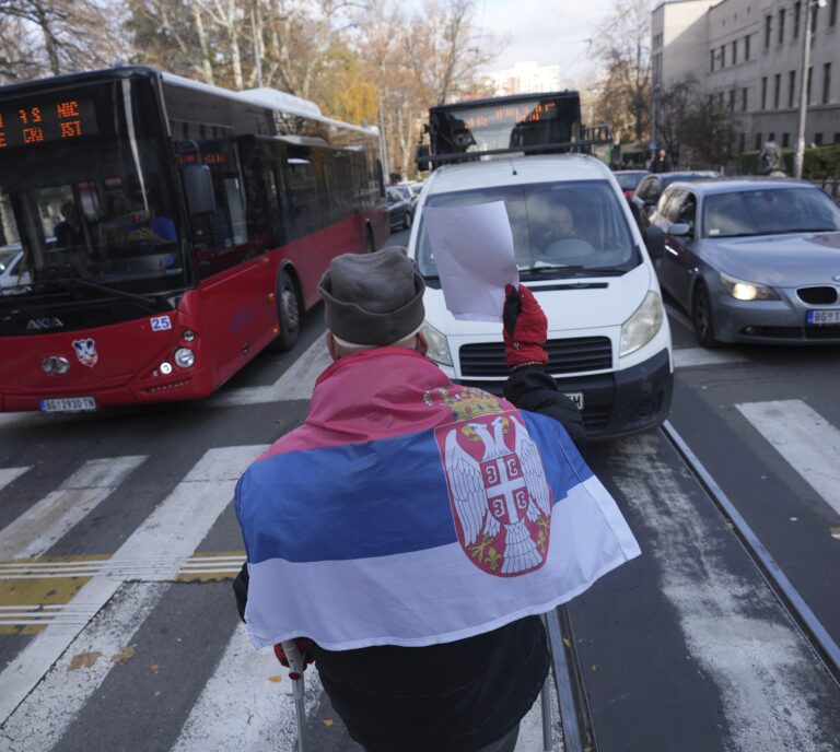 Študenti srbských univerzít zablokovali fakultné vstupy. Žiadajú stíhanie zodpovedných
