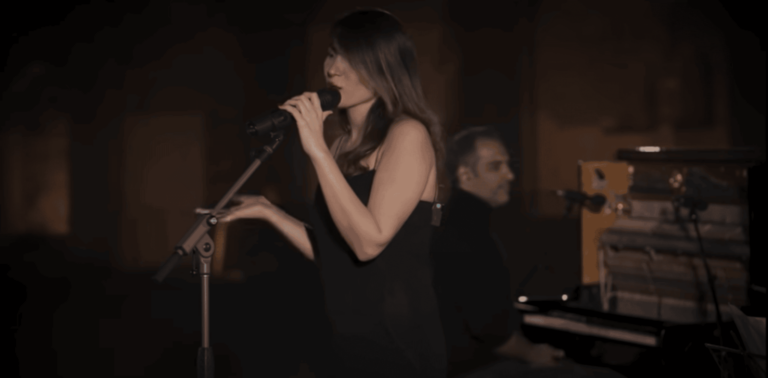 V Iráne zadržali známu speváčku, ktorá vystupovala bez povinného hidžábu