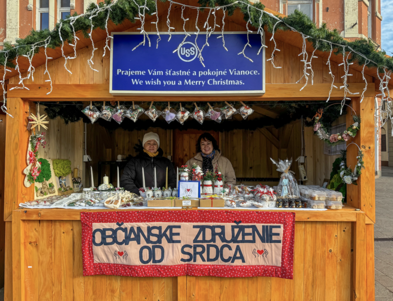 Zakladateľky občianského združenia Od srdca v stánku na Hlavnej ulici. Foto: redakcia