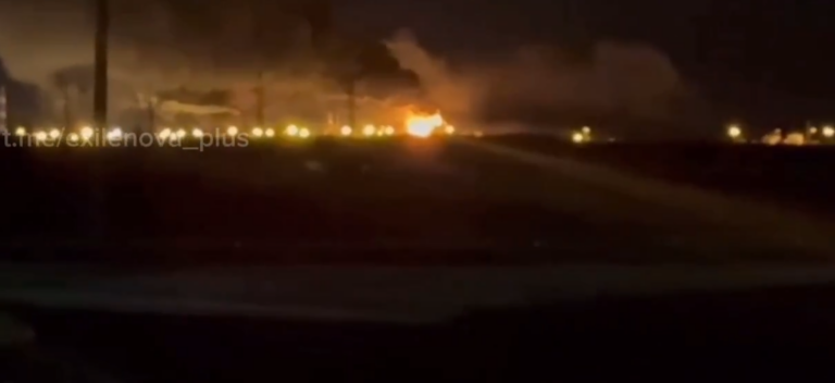 Drony zasiahli ropnú rafinériu v ruskom Novošachtinsku, závod je v plameňoch
