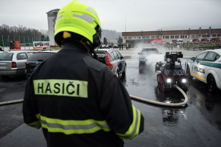 Hasiči dostali vianočný darček o čosi skôr. Minister im odovzdal techniku za 12 miliónov eur