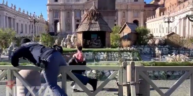 Aktivistka hnutia Femen sa pokúsila ukradnúť sochu Ježiška z betlehema vo Vatikáne