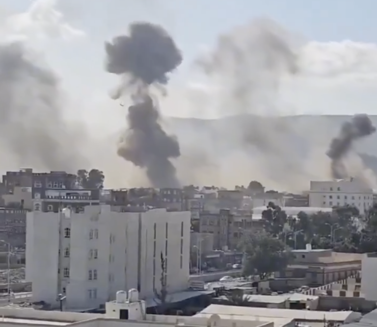 Spojené štáty v utorok zaútočili v jemenskej metropole Saná na húsíjské ciele