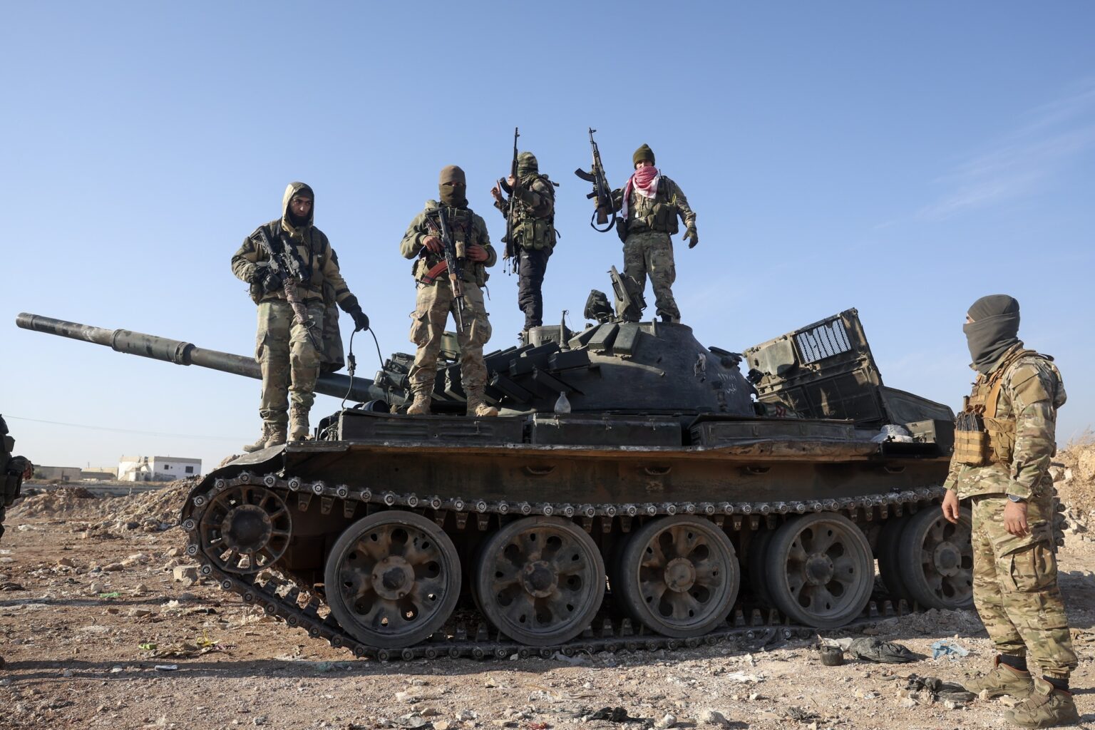 Sýrski rebeli stoja na ukoristenom bojovom vozidle.. Foto: TASR/AP. 