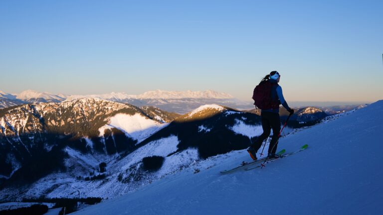 Skialpinisti a skituristi si za výšľap na zjazdovkách vo Vysokých Tatrách a v Jasnej v Nízkych Tatrách zaplatia. Foto: TMR