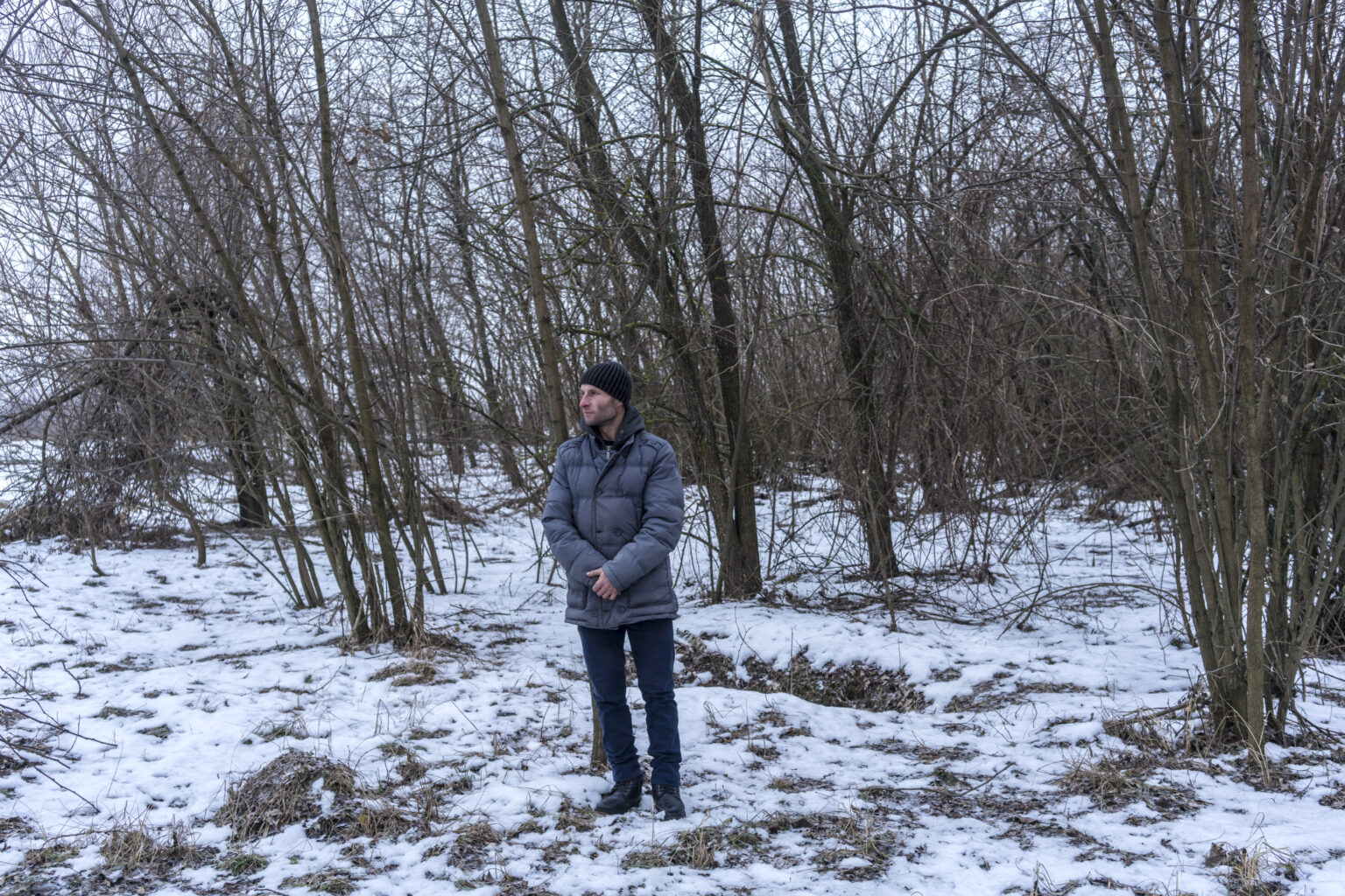 Mykola Kuličenko neďaleko miesta, kde zostal so svojimi dvoma bratmi po tom, ako ich v marci 2022 zastrelili ruskí vojaci, keď bola ich dedina na Ukrajine obsadená. Zdroj: Brendan Hoffman pre New York Times