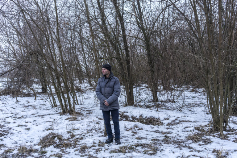 Mykola Kuličenko neďaleko miesta, kde zostal so svojimi dvoma bratmi po tom, ako ich v marci 2022 zastrelili ruskí vojaci, keď bola ich dedina na Ukrajine obsadená. Zdroj: Brendan Hoffman pre New York Times