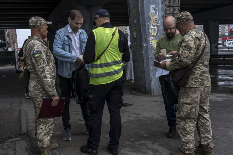 Ukrajinskí náboroví pracovníci s políciou striekali vodičovi do auta plyn a pokúsili sa ho zapáliť