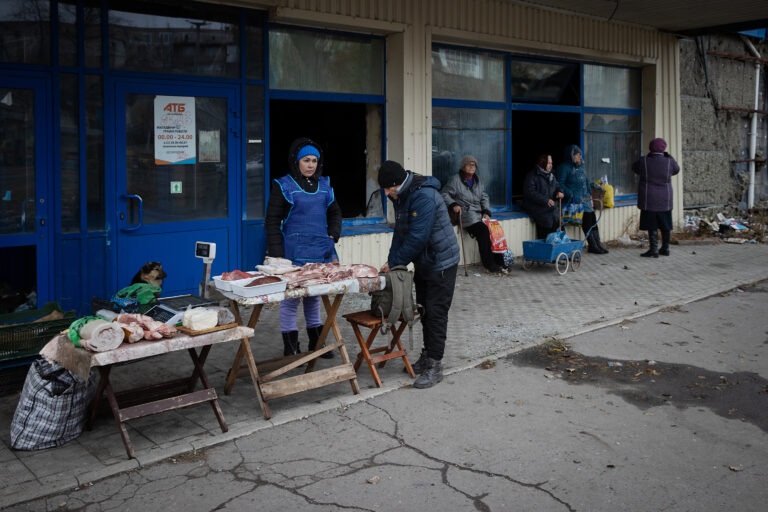 Mäsiarka v Myrnohrade na Ukrajine v novembri. V porovnaní s priemerným mesačným platom na Ukrajine, ktorý je približne 500 dolárov, je táto dávka skromná. Foto: Tyler Hicks/New York Times